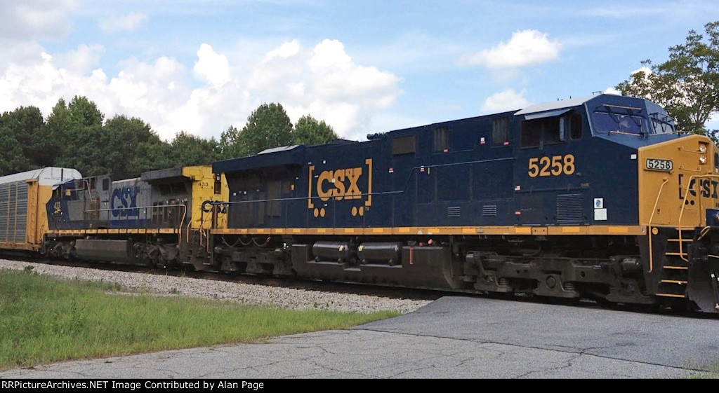 CSX 5258 leads across Elgin Street